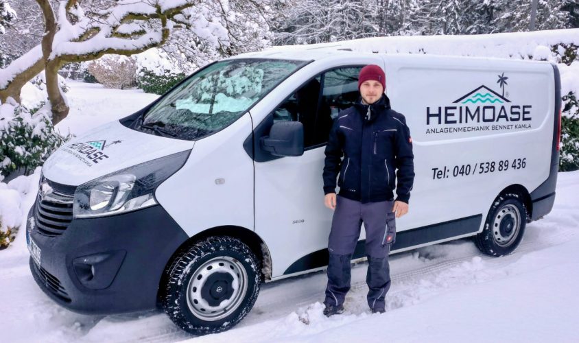 Bild Bennet vor Auto