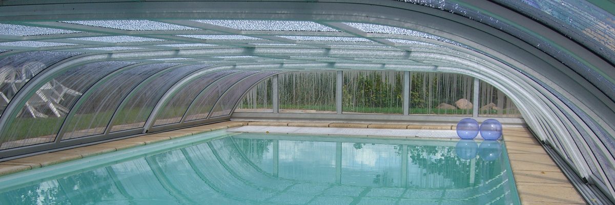 Flache Schwimmbadhalle von innen